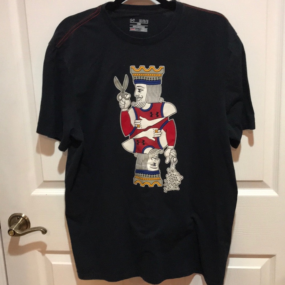 A black under armor shirt.